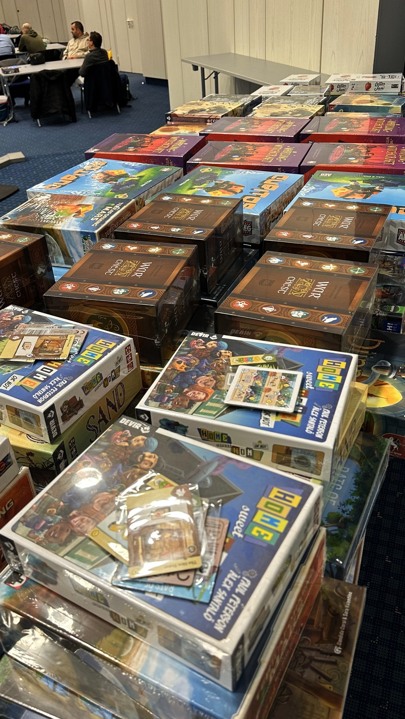 Decine di scatole dei giochi del torneo impilate su un tavolo agli Europe Masters 2024