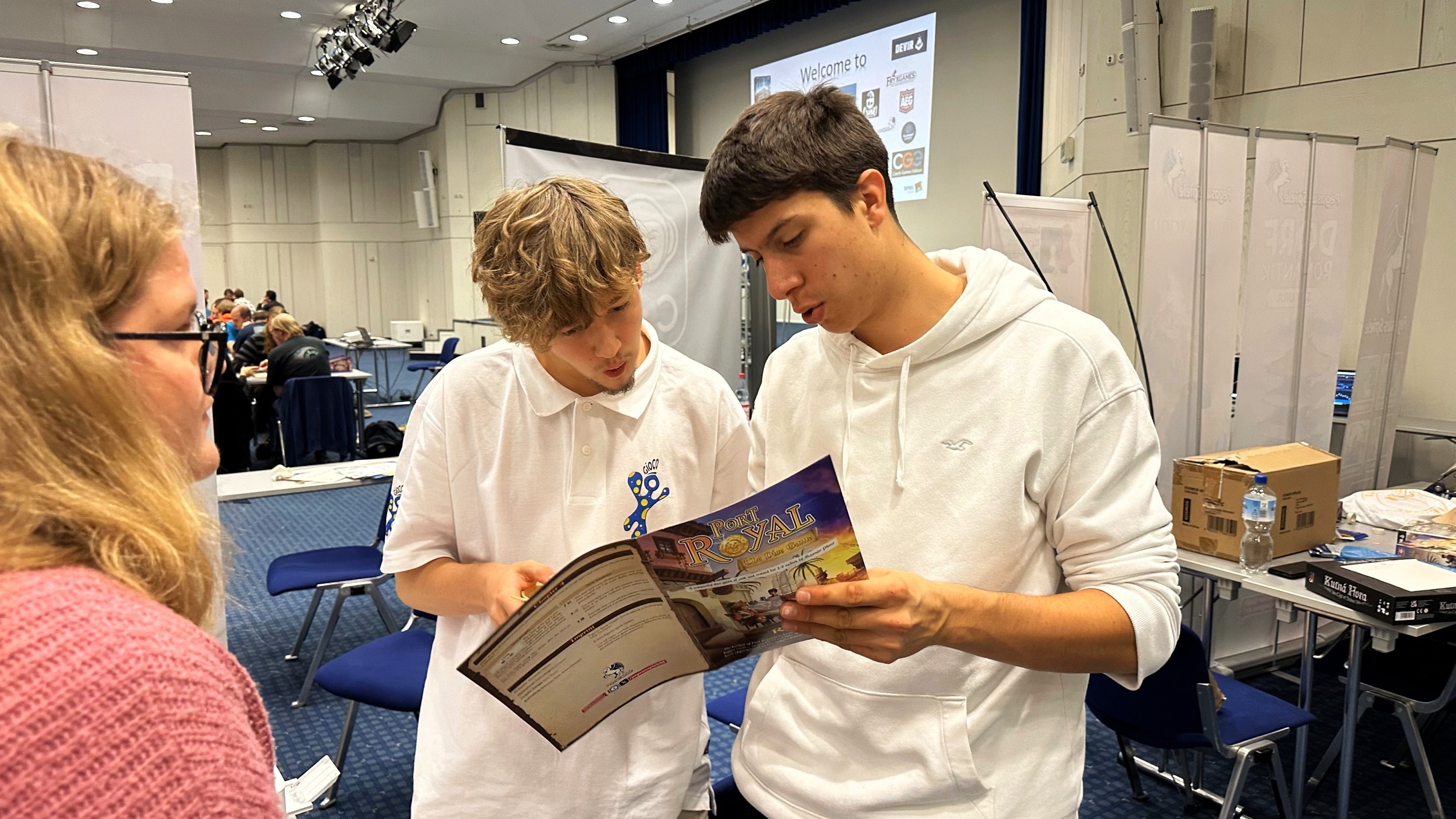 Due giocatori studiano il regolamento di un gioco agli Europe Masters 2024