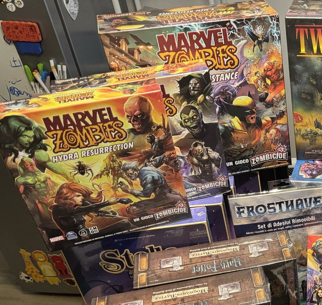 Il muro di scatole Marvel Zombies: X-Men Resistance con le sue espansioni, tra cui Hydra Resurrection e Fantastic 4 Under Siege