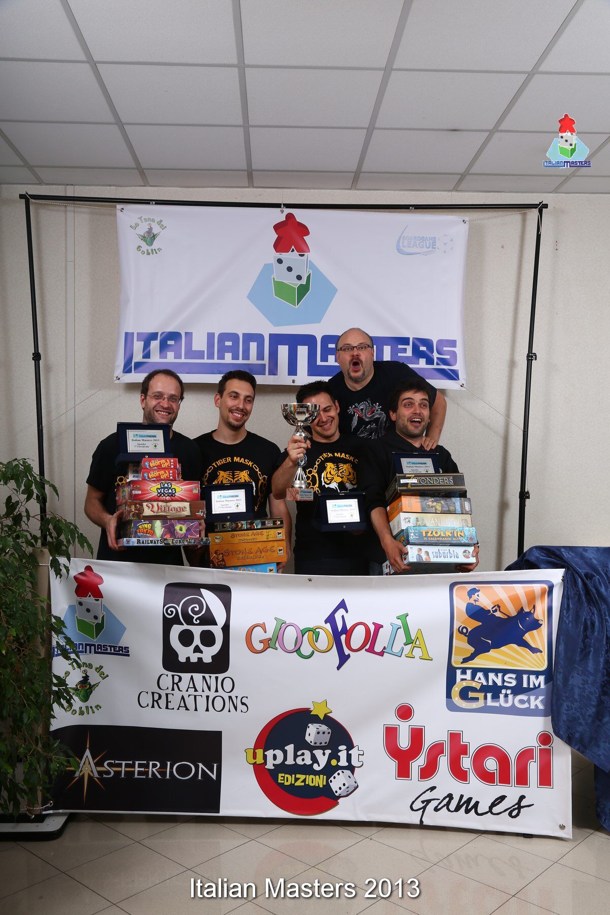Italian Masters 2013: la squadra vincitrice davanti ai partner dell'epoca — Giocofollia, Cranio Creations, Hans im Glück, Asterion, uplay.it, Ystari
