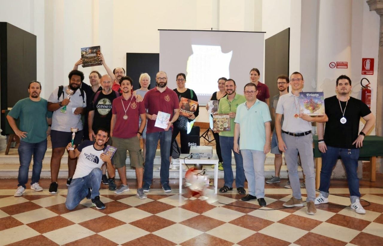 La premiazione del 2024: medaglie e giochi in mano per i migliori classificati