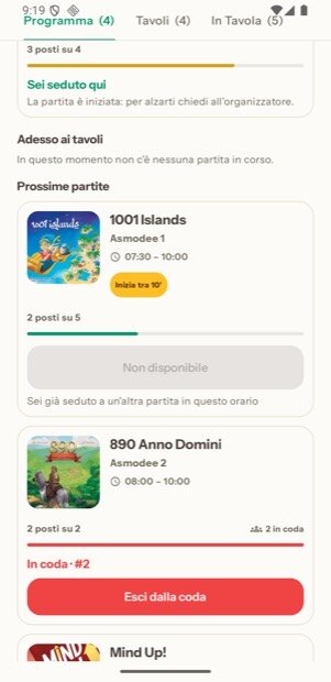 La stessa schermata in tre stati: «Sei seduto qui» con la partita iniziata, una fascia non disponibile perché sei già impegnato in quell'orario, e una fascia piena con «In coda · #2»