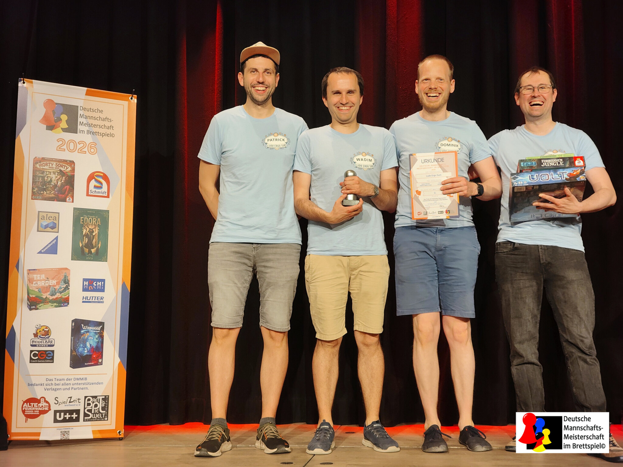 I quattro giocatori di Ludo Ergo Sum sul palco della finale tedesca 2026 con il trofeo del secondo posto