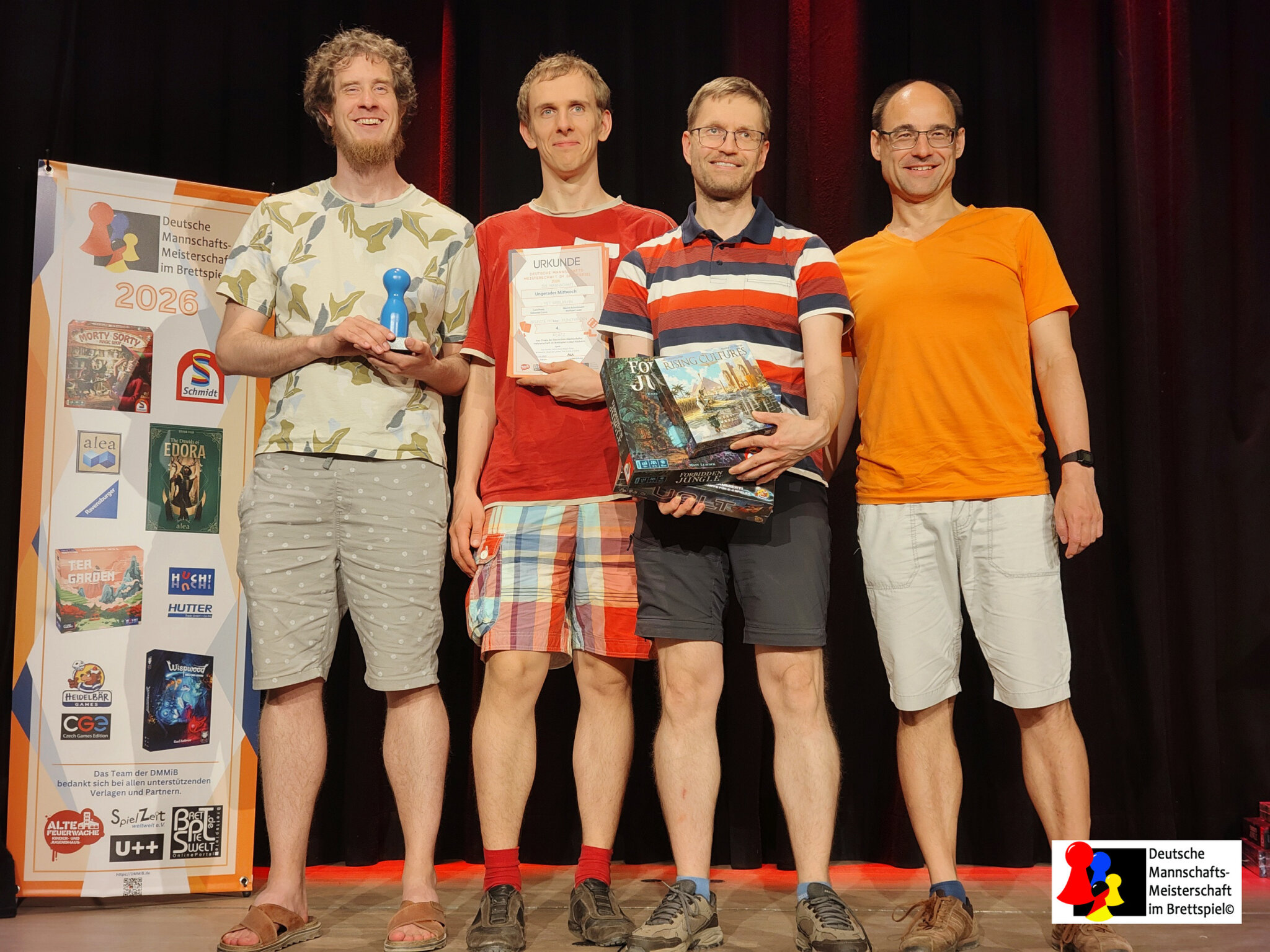I quattro giocatori di Ungerader Mittwoch sul palco della finale tedesca 2026 con il diploma del quarto posto