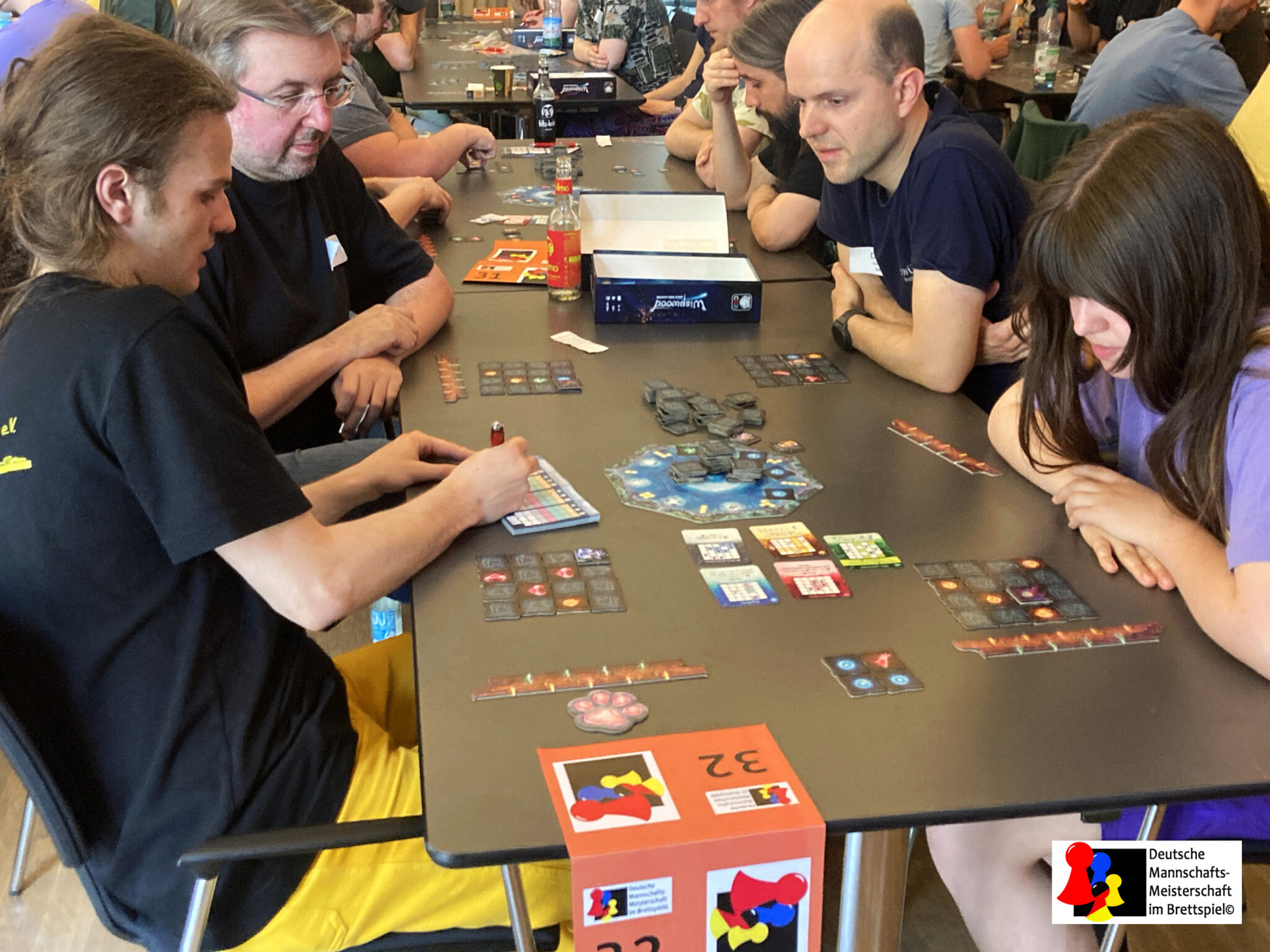 Una squadra di quattro giocatori in partita alla finale del campionato tedesco, con il segnatavolo numerato in primo piano