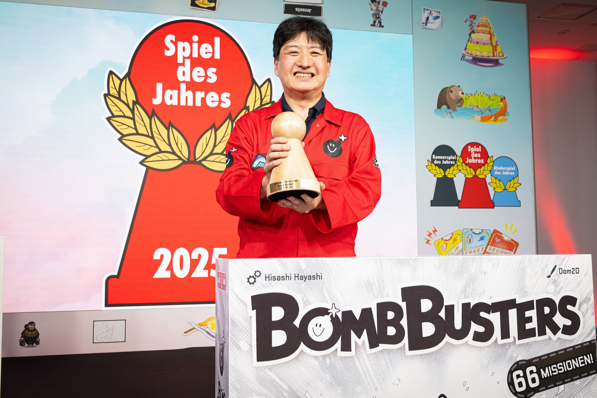 La premiazione dello Spiel des Jahres 2025, con il vincitore e il trofeo a forma di pedina