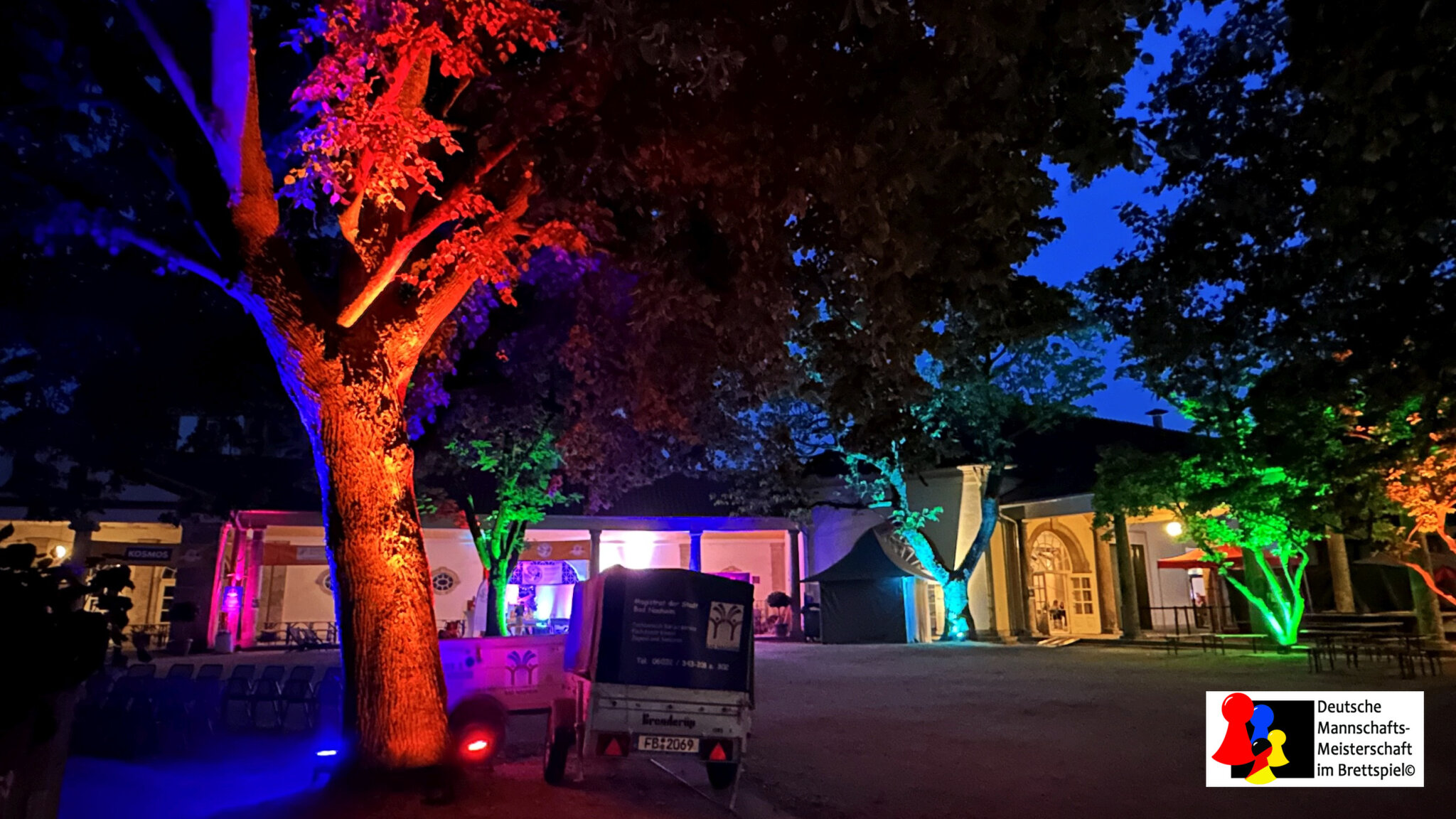 Il parco della Trinkkuranlage di Bad Nauheim illuminato a colori alla fine della giornata di finale
