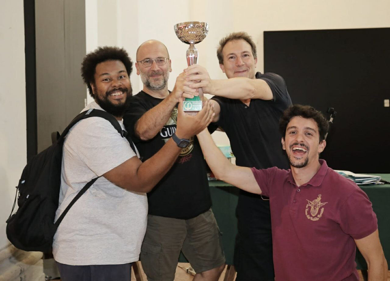 La squadra vincitrice degli Italian Masters 2024 solleva la coppa