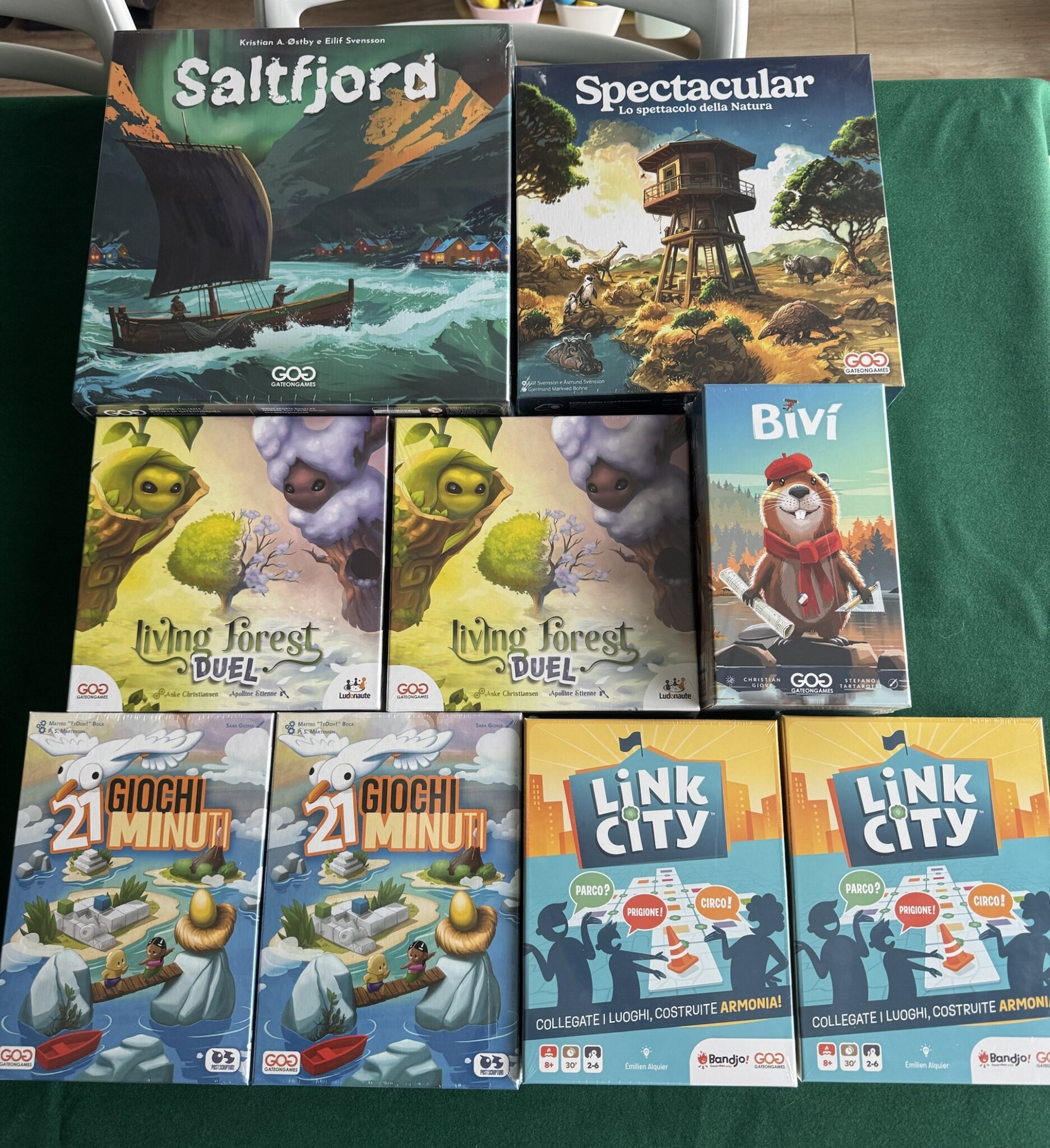Le nove scatole GateOnGames arrivate tramite Dungeon Dice: Saltfjord, Spectacular, Bivì, due copie di Living Forest Duel, due di 21 Giochi Minuti e due di Link City