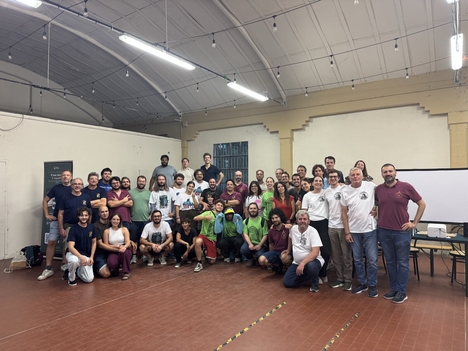 Le squadre degli Italian Masters 2026 riunite per la foto di gruppo nella sala del Forte Marghera