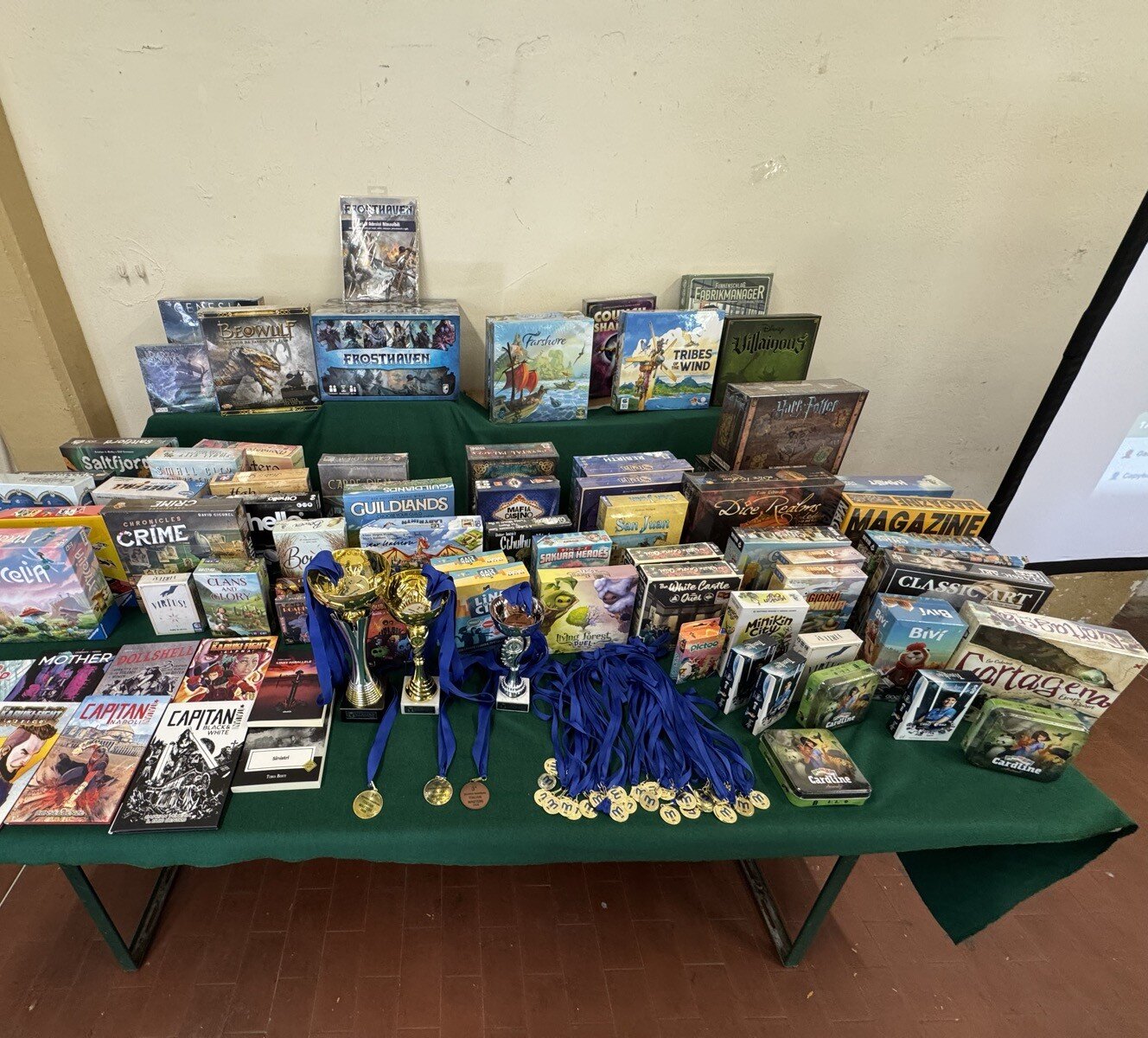 Il tavolo dei premi degli Italian Masters 2026 a Venezia: scatole di giochi, tre coppe e le medaglie