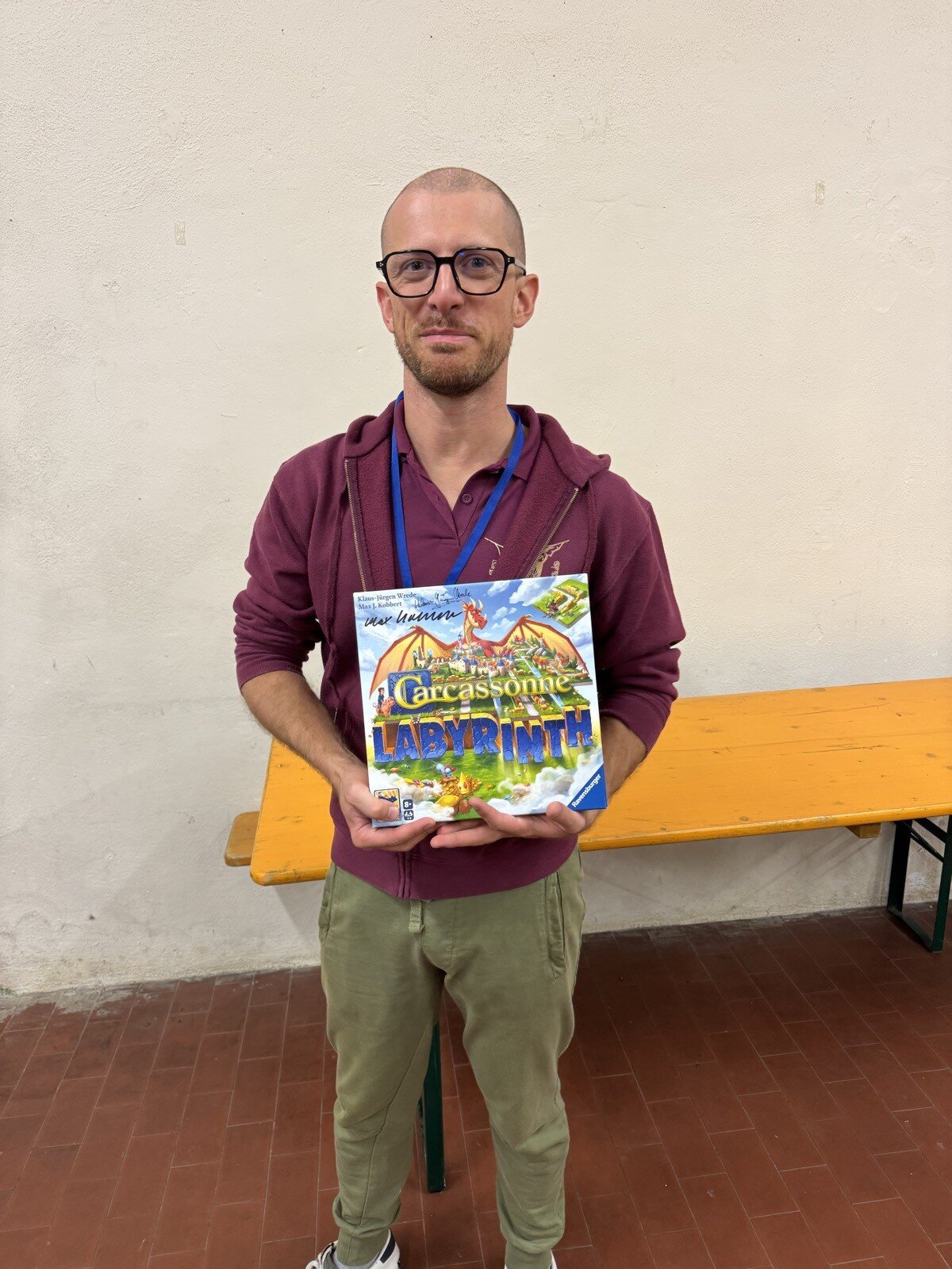 Piero con la copia di Carcassonne Labyrinth autografata dai due autori, vinta agli Italian Masters 2026