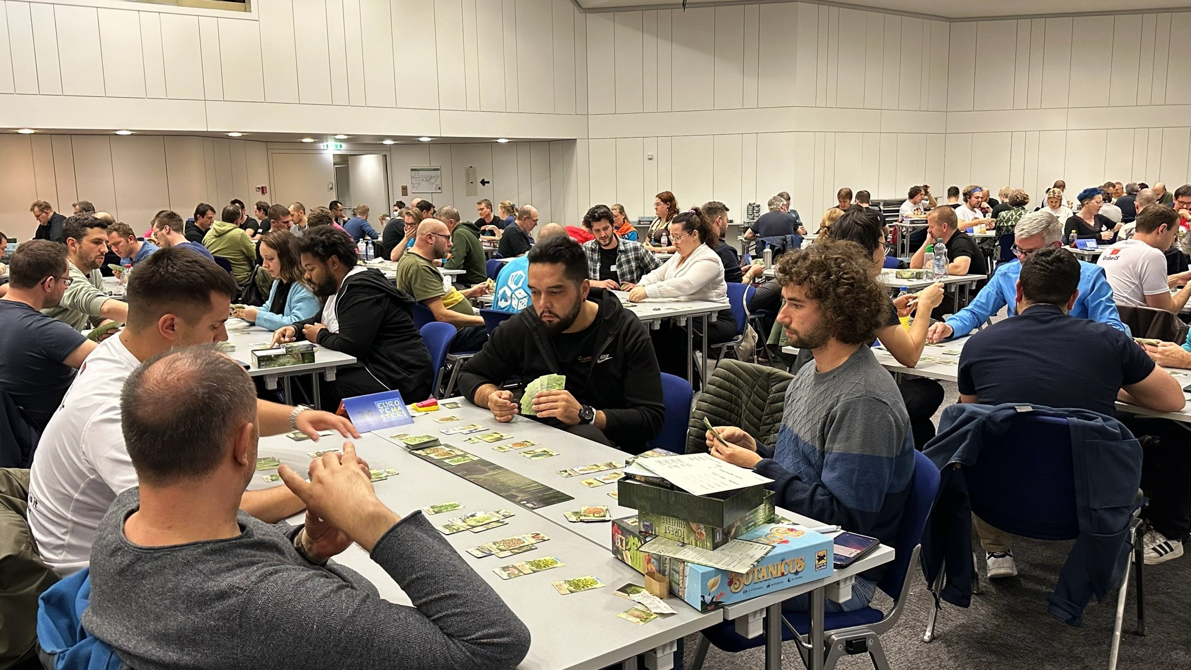 La sala gremita degli Europe Masters 2025 a SPIEL Essen, decine di tavoli di gioco