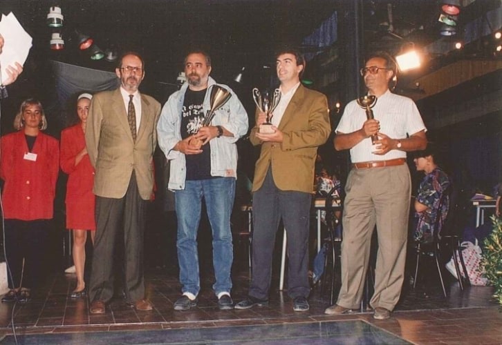 Premiazione del torneo Giocatore dell'Anno del 1992: tre vincitori con le coppe accanto agli organizzatori.