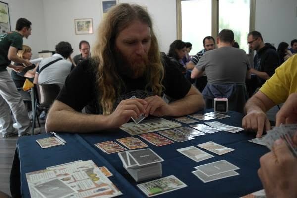 La sala gremita degli Italian Masters 2014 a Vitorchiano, con molti tavoli di gioco e giocatori.