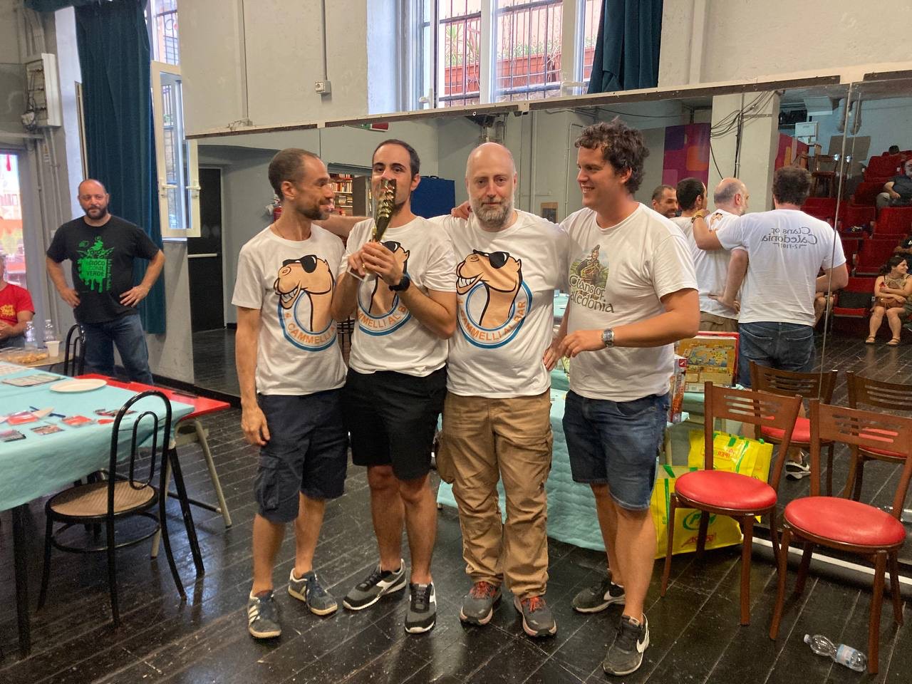 La squadra 4 Cammelli al Bar posa con il trofeo degli Italian Masters 2024.